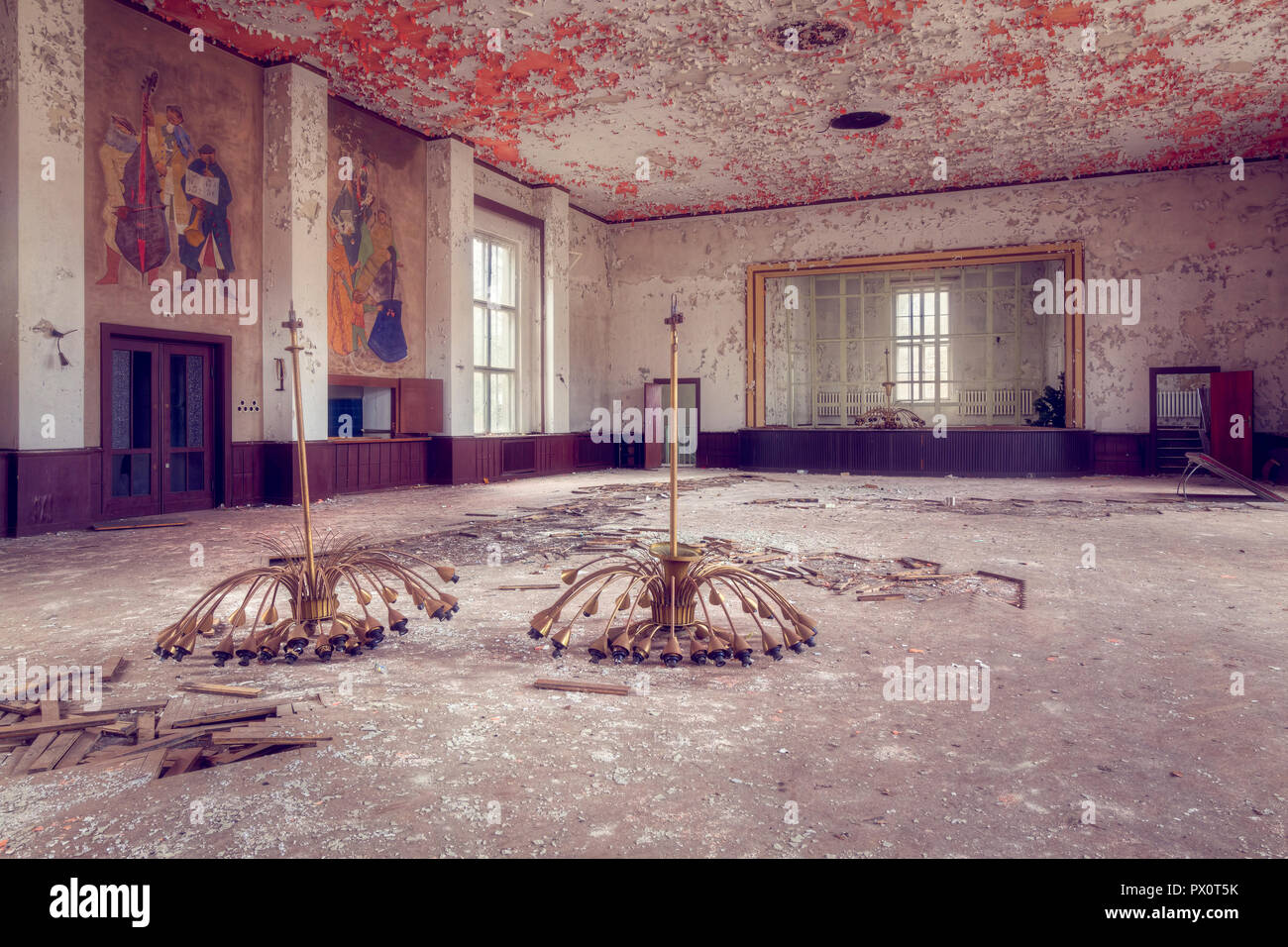 Vue intérieure d'une salle de bal avec de la peinture au plafond et des lustres sur le sol en Allemagne. Banque D'Images