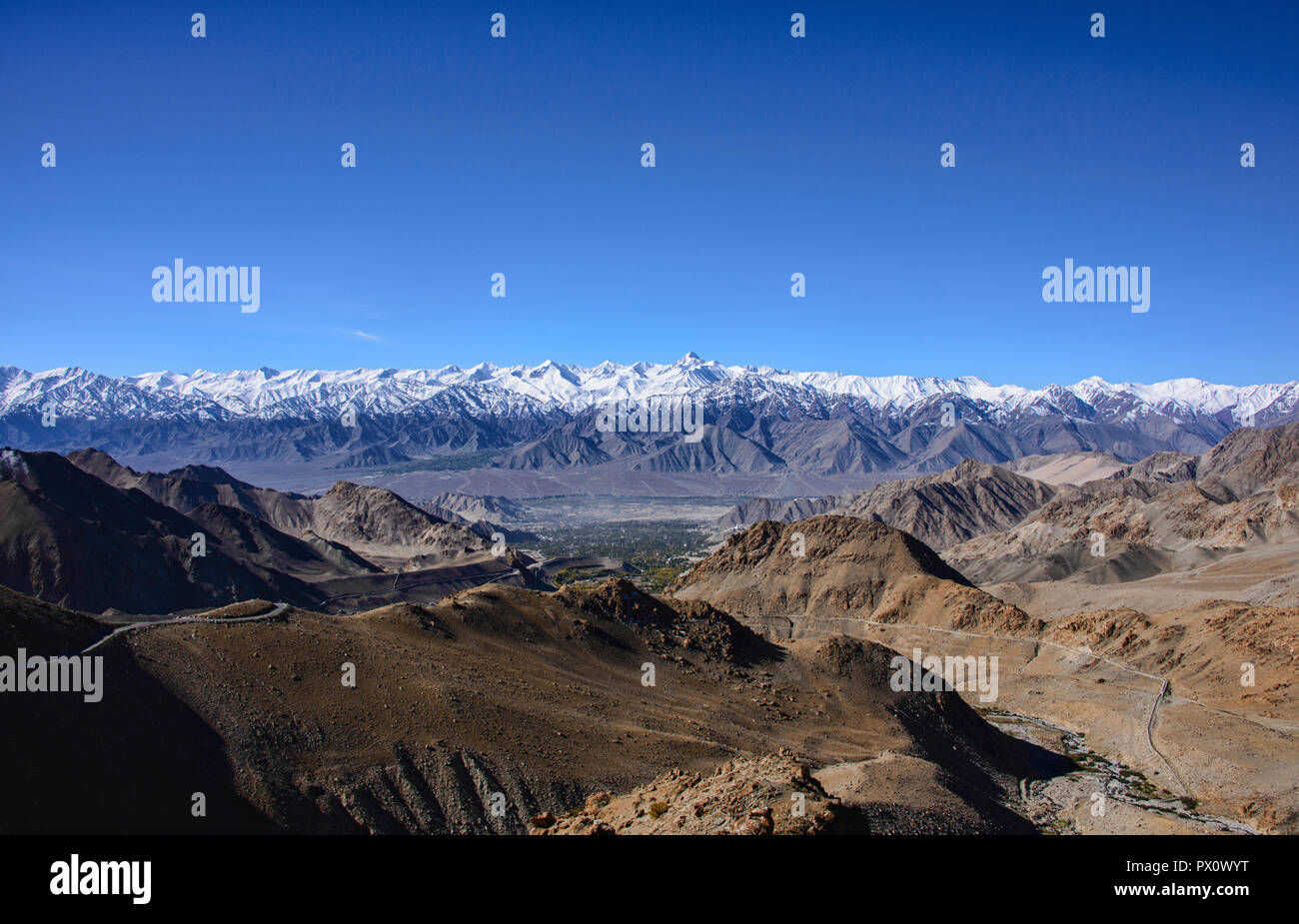 La gamme Stok Kangri, avec Stok (6123m) et de la ville de Leh, vu depuis le Khardung La Pass, Ladakh, Inde Banque D'Images