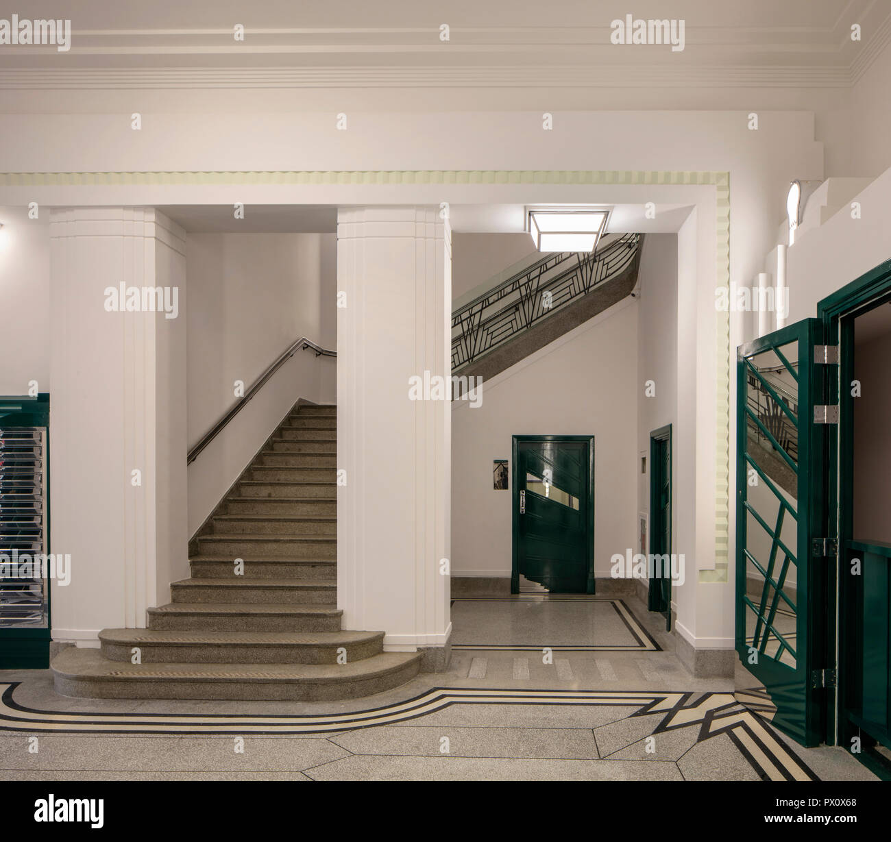 Escalier dans le hall de l'emblématique bâtiment Hoover art déco à Londres, au Royaume-Uni qui a été transformé en appartements par Interrobang Architectes et Web Banque D'Images