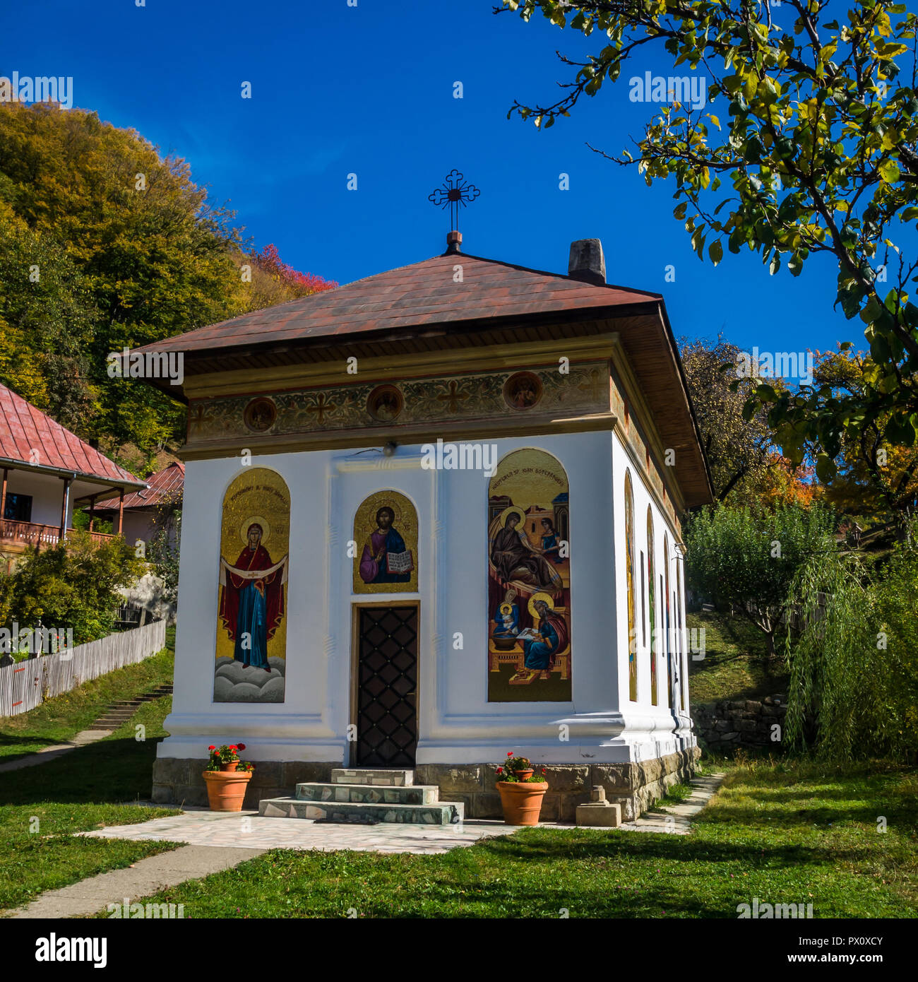 Monastère de Cozia Stanisoara dans le parc national. En automne, Cozia Carpates, Roumanie. Banque D'Images