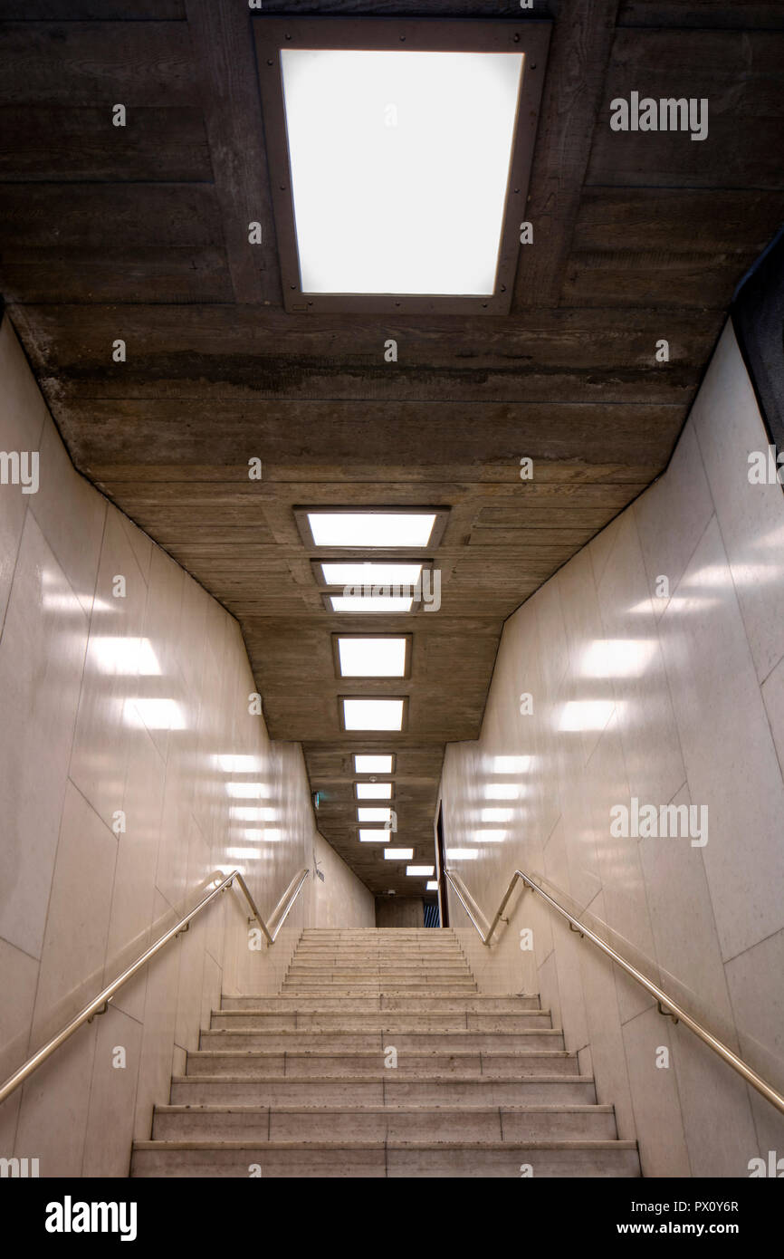 Escalier dans le Queen Elizabeth Hall restauré, Southbank Centre, Londres, Royaume-Uni. Banque D'Images