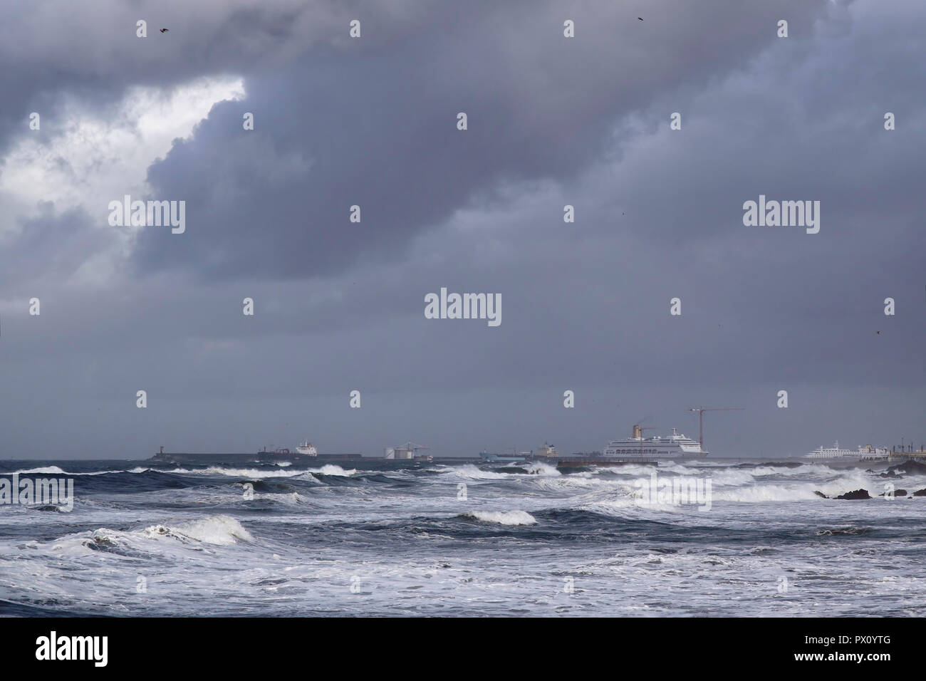 La mer la jetée sud du port de Leixoes dans un matin de tempête Banque D'Images