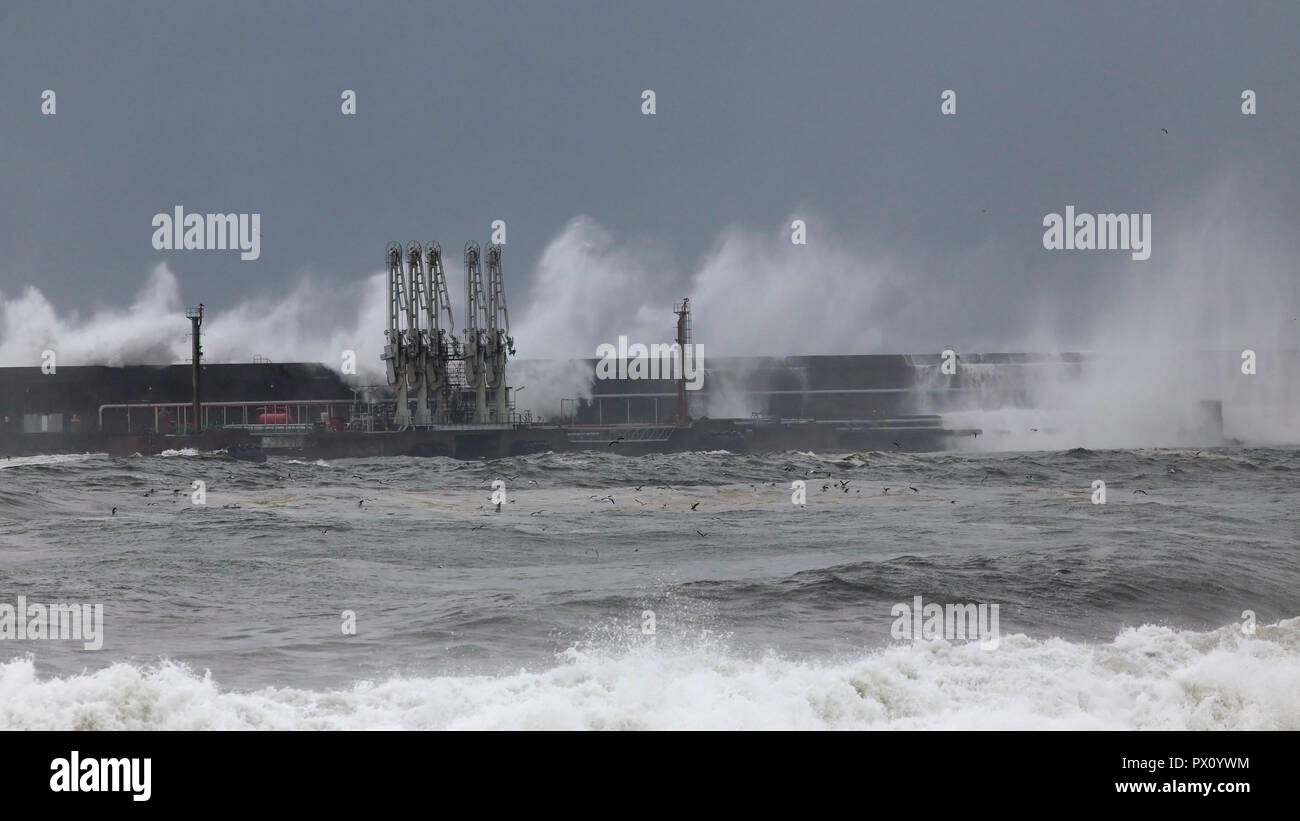 La borne d'huile sous une tempête de mer. Le port de Leixoes mur sud, nord du Portugal. Banque D'Images