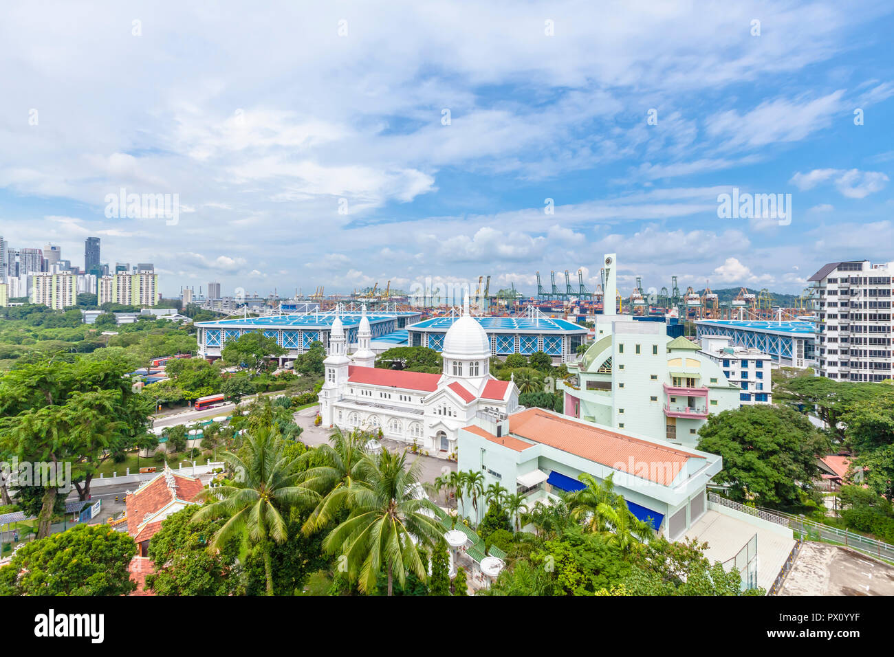Cityscape view de l'église de Sainte Thérèse dans le cadre de la CBD et Tanjong Pagar Port de Singapour Banque D'Images