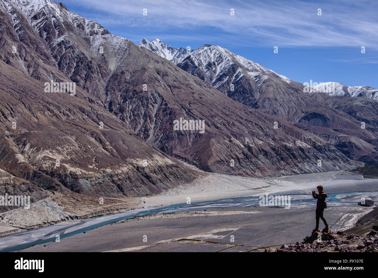 Vue sur la belle rivière Shyok et Karakoram Range, Nubra Valley, Ladakh, Inde Banque D'Images