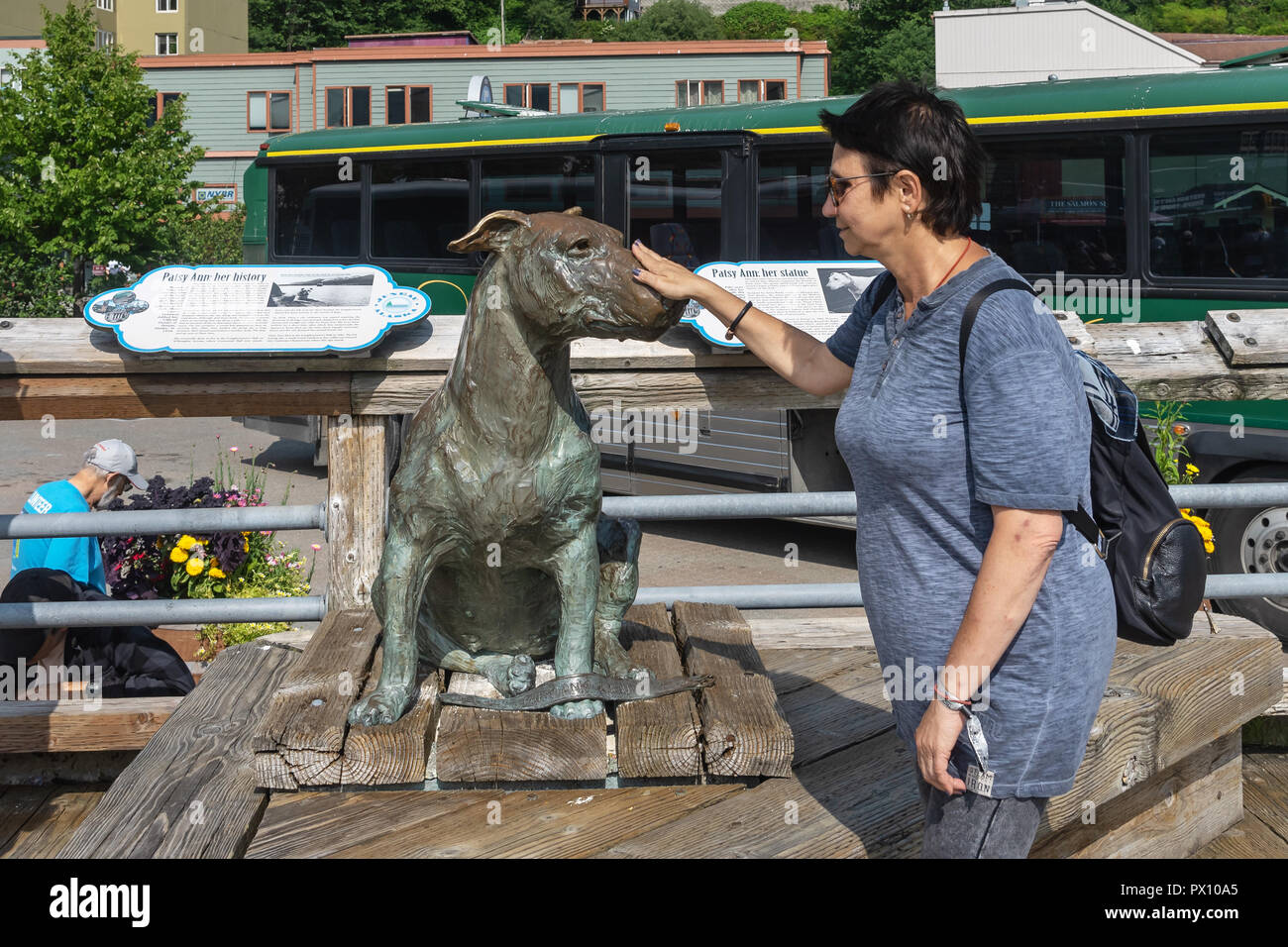 Palm touristique sur la tête statue de Patsy Ann : Célèbre Alaskan Bull Terrier,Juneau, capitale de l'Alaska, USA Banque D'Images