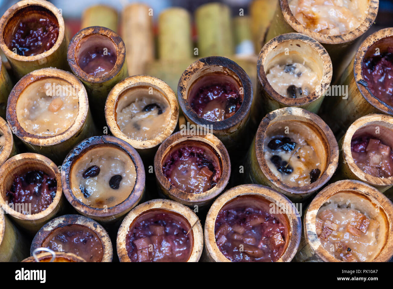 Le riz gluant rôtis dans les Joints du bambou (Khao Larm) desserts thaïlandais stérilisé Banque D'Images