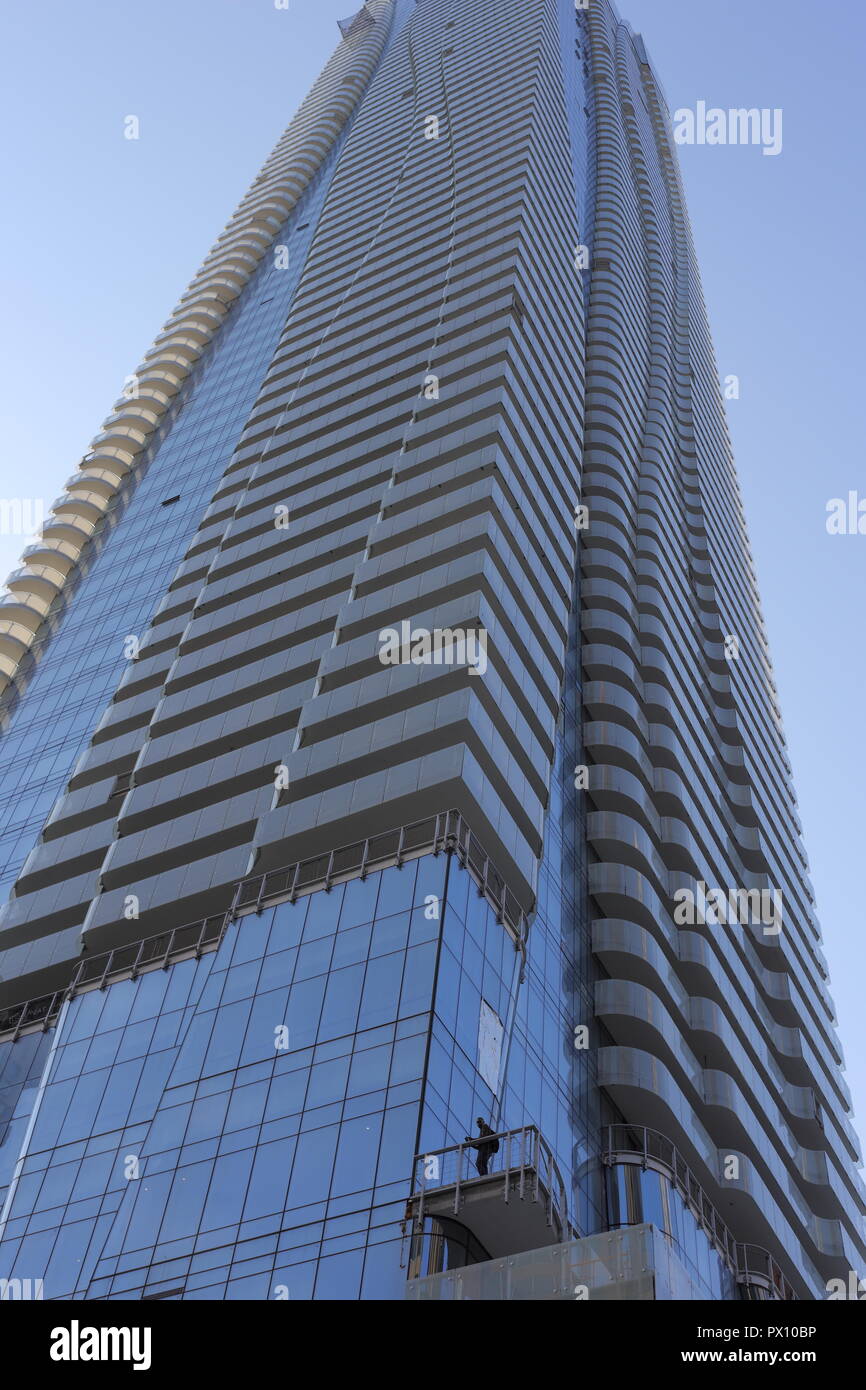 Seul homme sur un gratte-ciel à Bloor et Yonge, Toronto, Ontario, Canada Banque D'Images