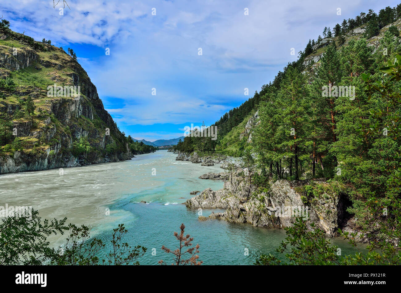 Beau paysage d'été ensoleillée sur l'endroit où Chemal se jette dans la rivière Katun - deux fast montagne rivières avec les banques des conifères cov rocheux Banque D'Images