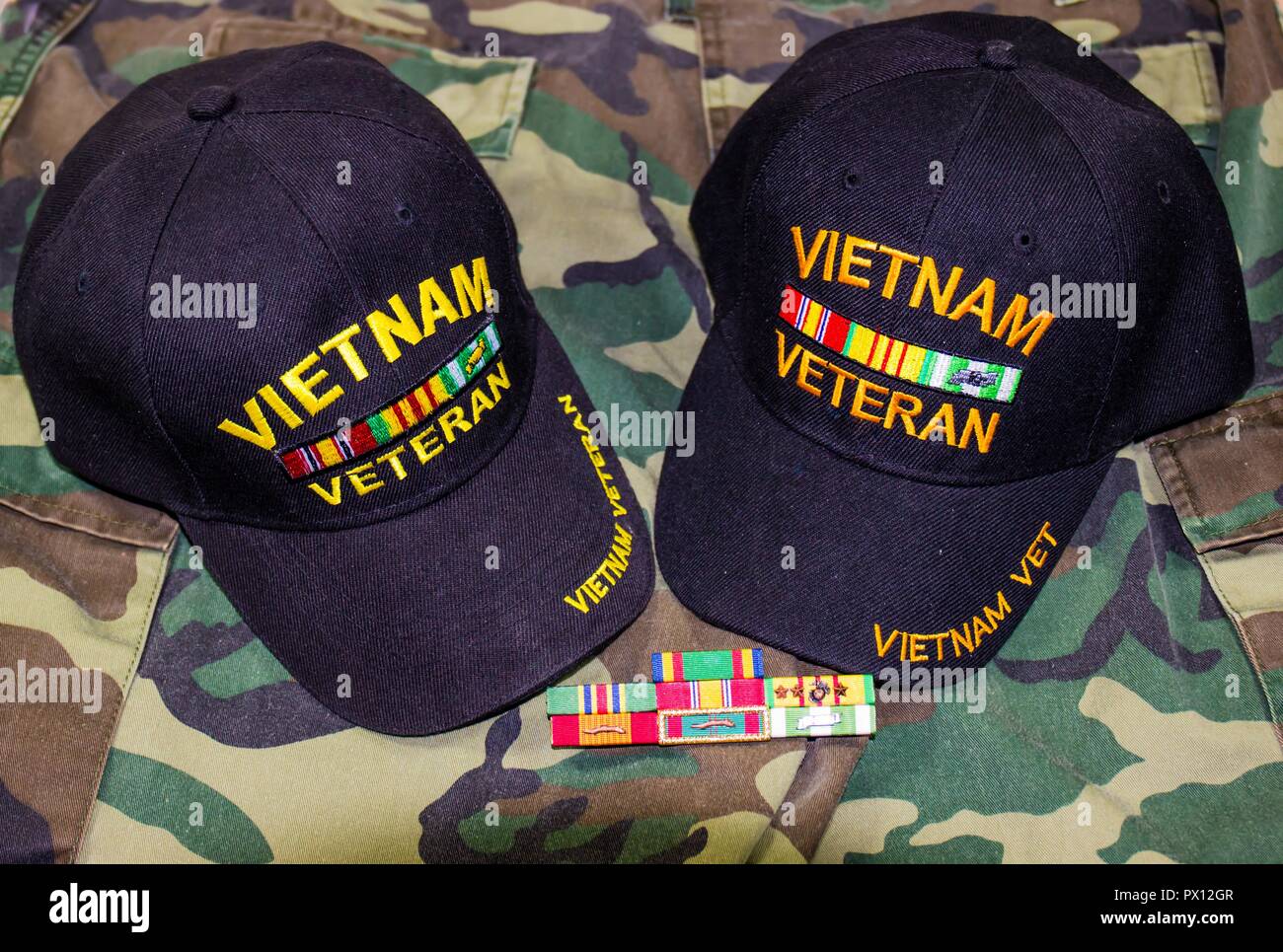 Deux vétéran du Vietnam avec des rubans de chapeaux Camouflage Banque D'Images