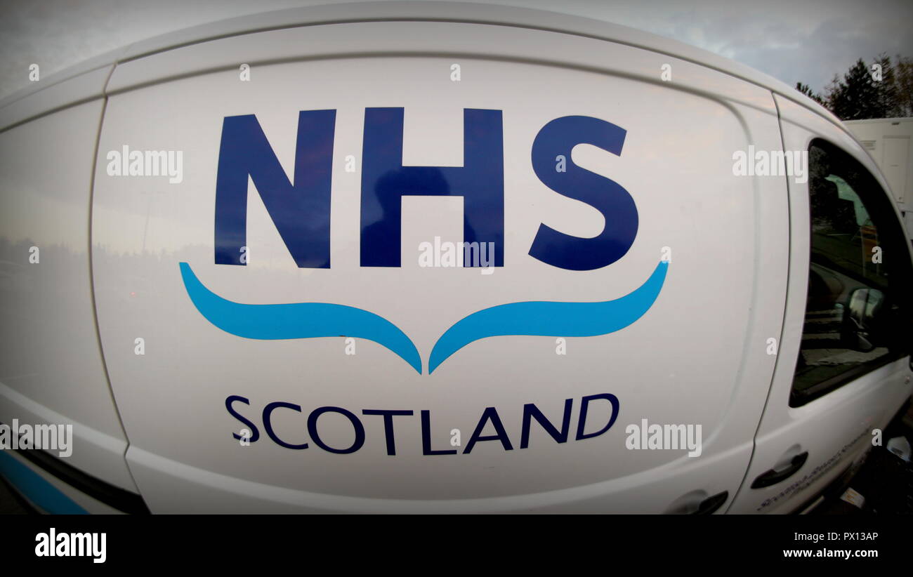 Logo NHS Scotland signe sur fond blanc van voiture concept médical oeil Banque D'Images