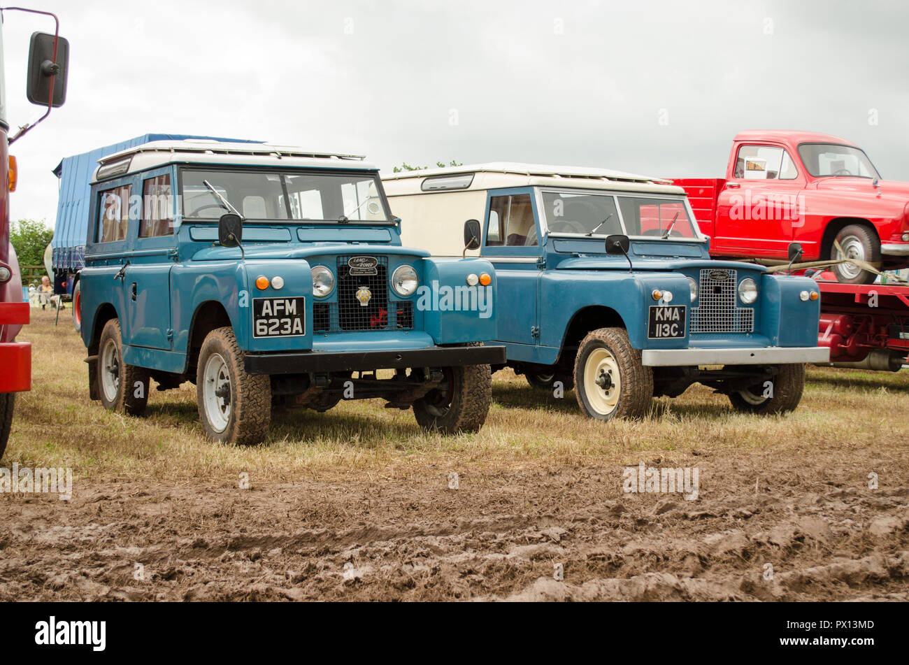 Deux vieux land rover dans un champ Banque D'Images