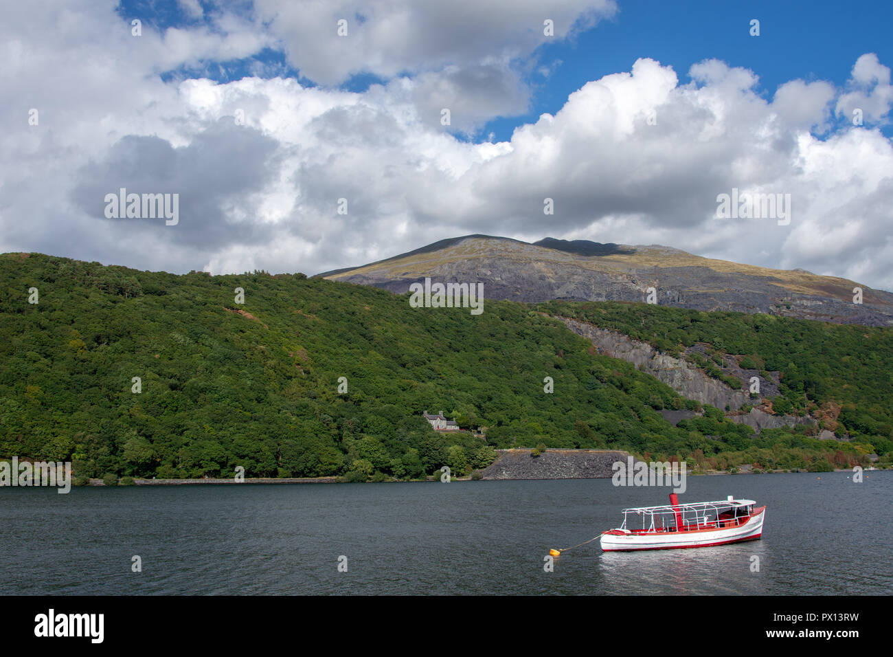 Seren Yr Wyddfa bateau de plaisance sur le lac Llanberis, Llynpadarm vers Elidir Fawr Banque D'Images