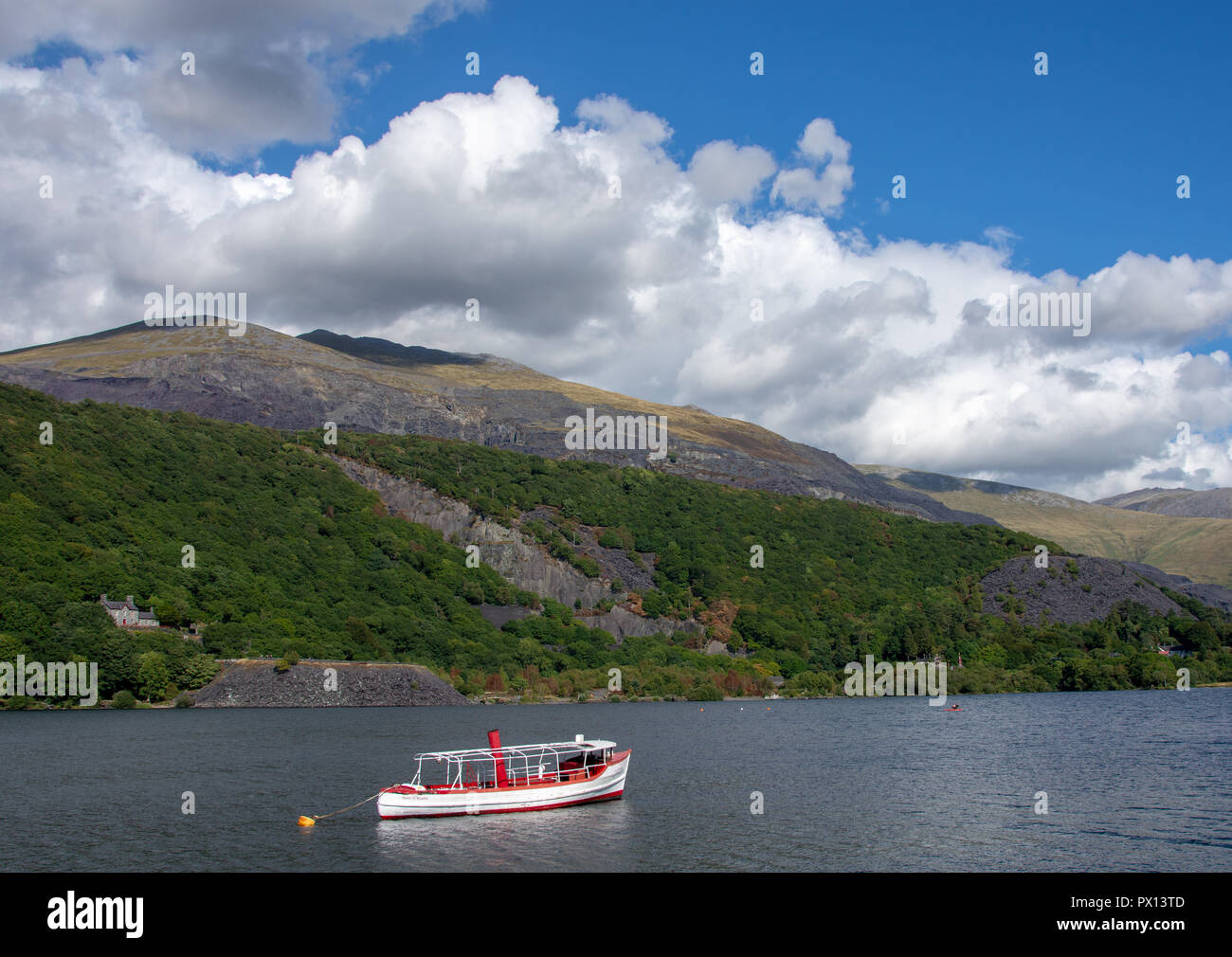Seren Yr Wyddfa bateau de plaisance sur le lac Llanberis, Llynpadarm vers Elidir Fawr Banque D'Images