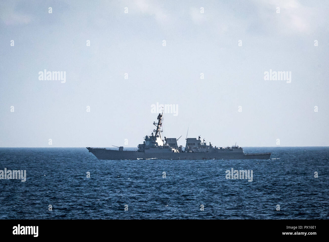 181017-N-UX013-2001 U.S. 5ÈME ZONE DES OPÉRATIONS DE LA FLOTTE (oct. 17, 2018) Le destroyer USS-missiles Jason Dunham (DDG 109) transits le golfe d'Aden. Jason Dunham est déployé sur le 5e flotte américaine zone d'opérations à l'appui des opérations navales pour assurer la stabilité et la sécurité maritime dans la région Centrale, reliant la Méditerranée et le Pacifique à travers l'ouest de l'Océan indien et trois points d'étranglement stratégiques. (U.S. Photo de la marine par des spécialistes de la communication de masse d'argile et de Jonathan 3ème classe) Parution Banque D'Images