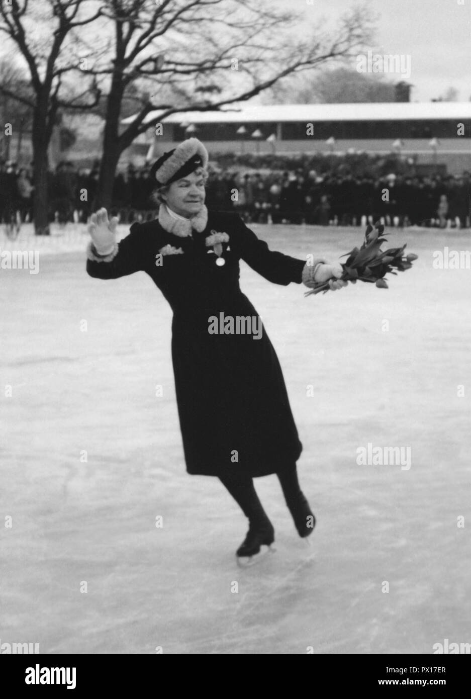 Patinage artistique dans les années 40. Champion de patinage artistique 1907, Elin Sucksdoff dans un élégant posent sur la glace. Suède 1946 Banque D'Images