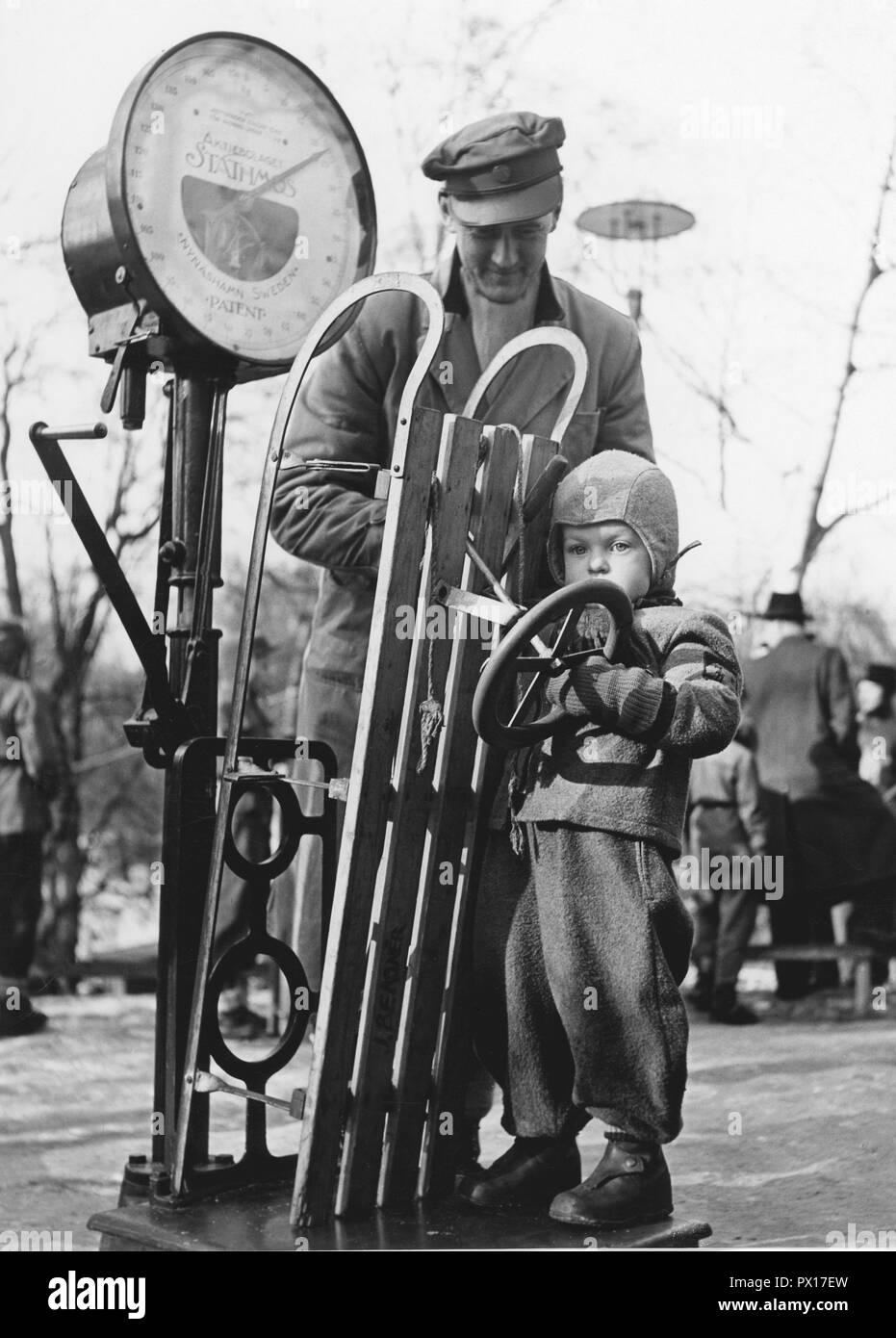 Traîneau dans les années 1950. Un petit enfant est debout sur une échelle avec le traîneau. La Suède des années 1950. Banque D'Images Traîneau dans les années 1950. Un petit enfant est debout sur une échelle avec le traîneau. La Suède des années 1950. Banque D'Images