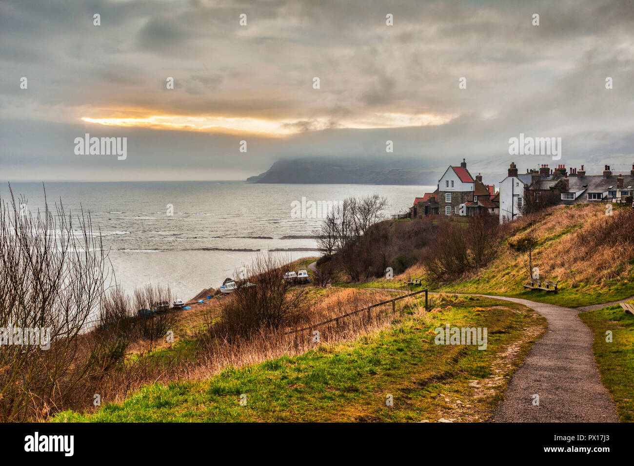 Robin Hood's Bay, North Yorkshire, Angleterre, Royaume-Uni, matin d'hiver sous un ciel couvert. Banque D'Images