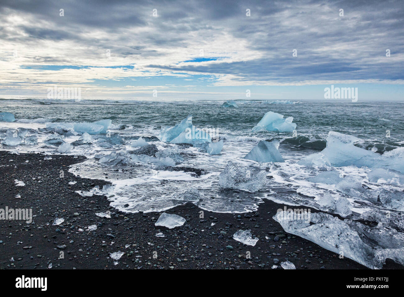 Plage du diamant, le sud de l'Islande, où la glace de Jokulsarlon Glacial Lagoon est déposé sur le sable noir volcanique. Banque D'Images