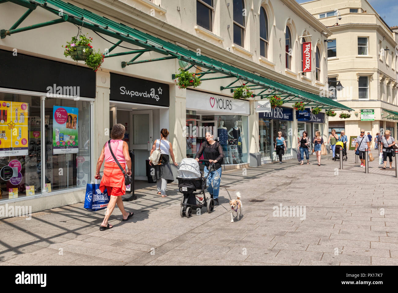 1 mai 2018 : Torquay, Devon, UK - Shopping dans Fleet Street, par une chaude journée de printemps. Banque D'Images
