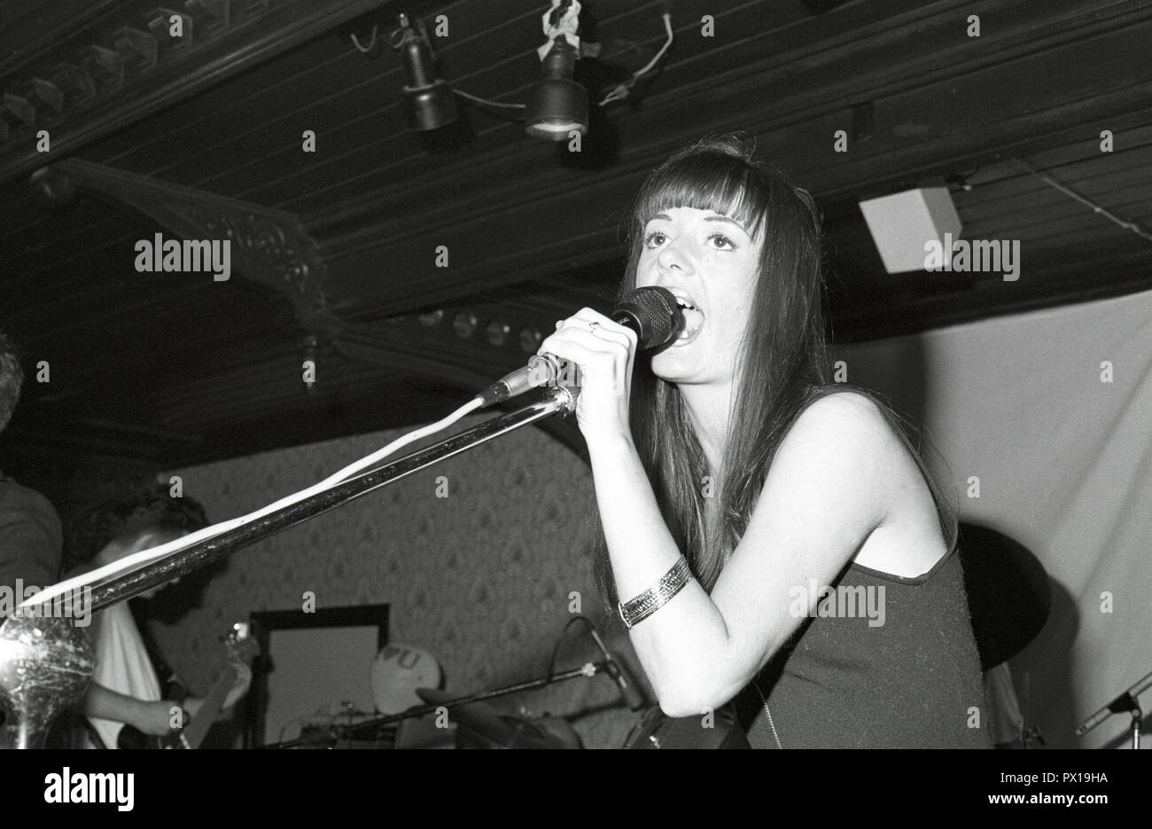 Carolyn Allen, de pop indie/post-punk de la service, Bedford Esquires, 1990. Banque D'Images
