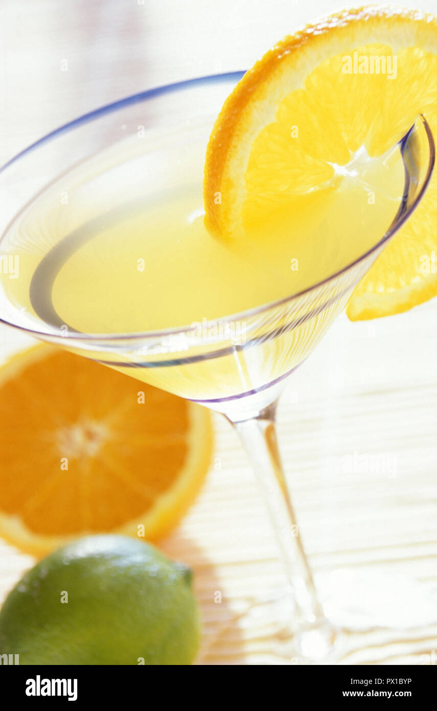 Cocktail tropical exotique dans un verre à Martini Banque D'Images