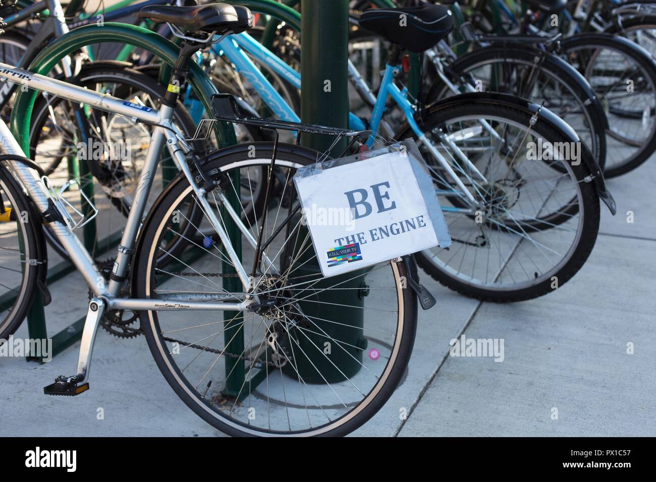 Un vélo avec un signe à lire 'le moteur' stationnés sur le campus de l'Université de l'Oregon, à Eugene, OR, USA. Banque D'Images
