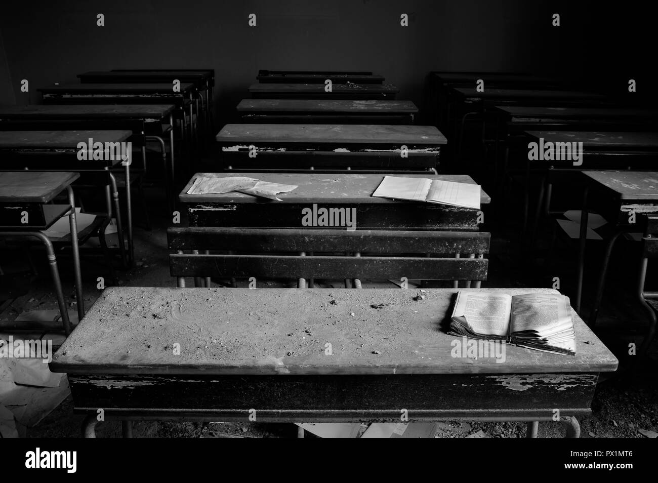 Classe de l'école abandonnée en ruine Banque D'Images