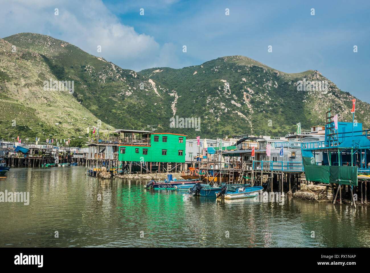Tai O, Hong Kong, Chine- 10 juin 2014 : des maisons sur pilotis et les pêcheurs en bateaux à l'île de Lantau Banque D'Images
