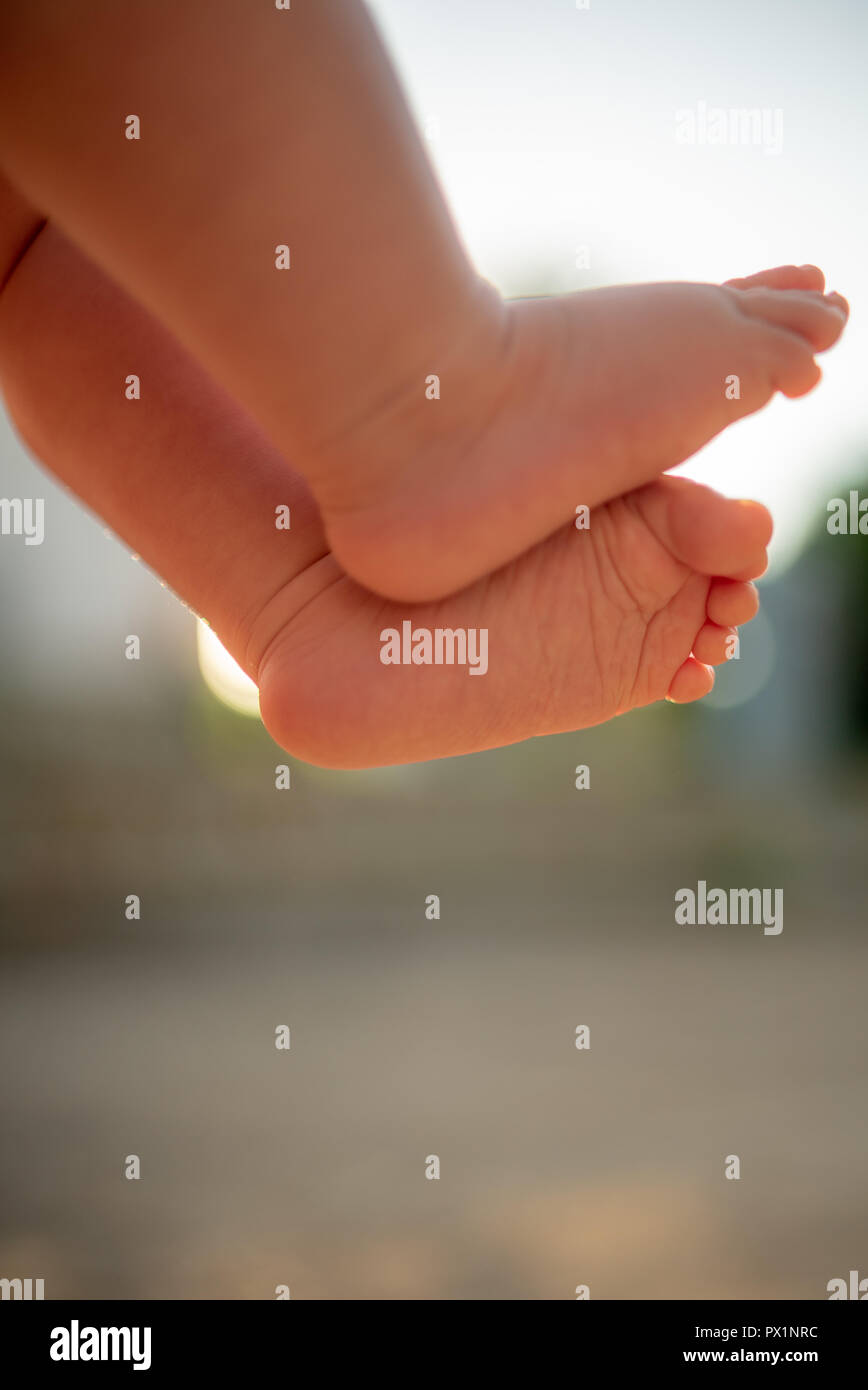 Jambes Pieds De Bebe 6 Mois Bebe Lens Flaire Photo Stock Alamy