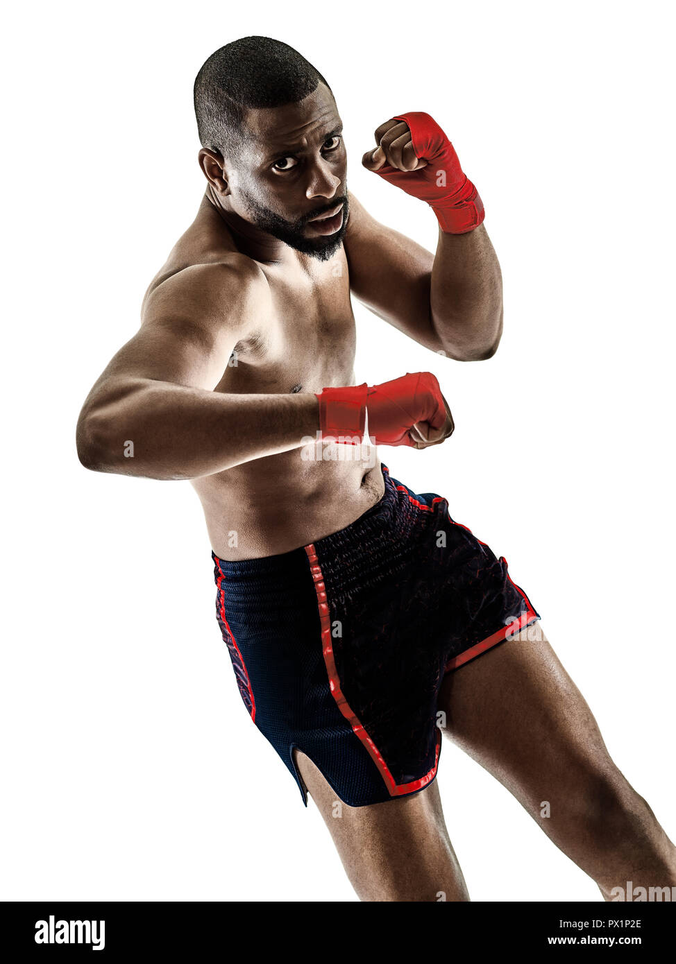 Un caucasian Muay Thai kickboxing kickboxer thai boxing homme isolé sur fond blanc Banque D'Images