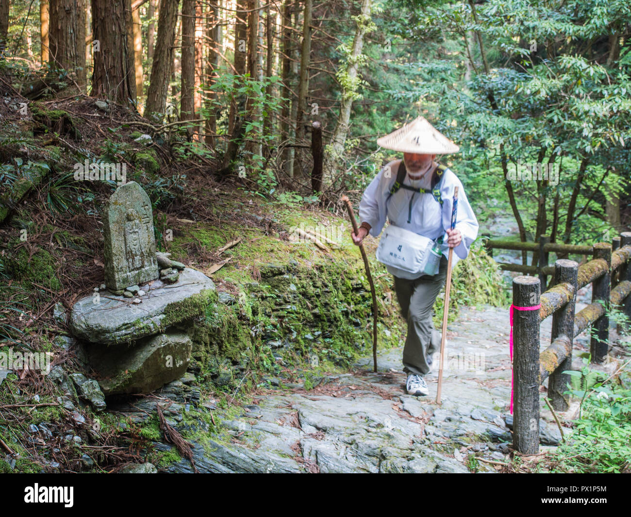 Pèlerin henro Henro balades, korogashi sentier forestier, à Yokomineji 60 temple, temple 88 Shikoku pèlerinage, Japon, Ehime Banque D'Images