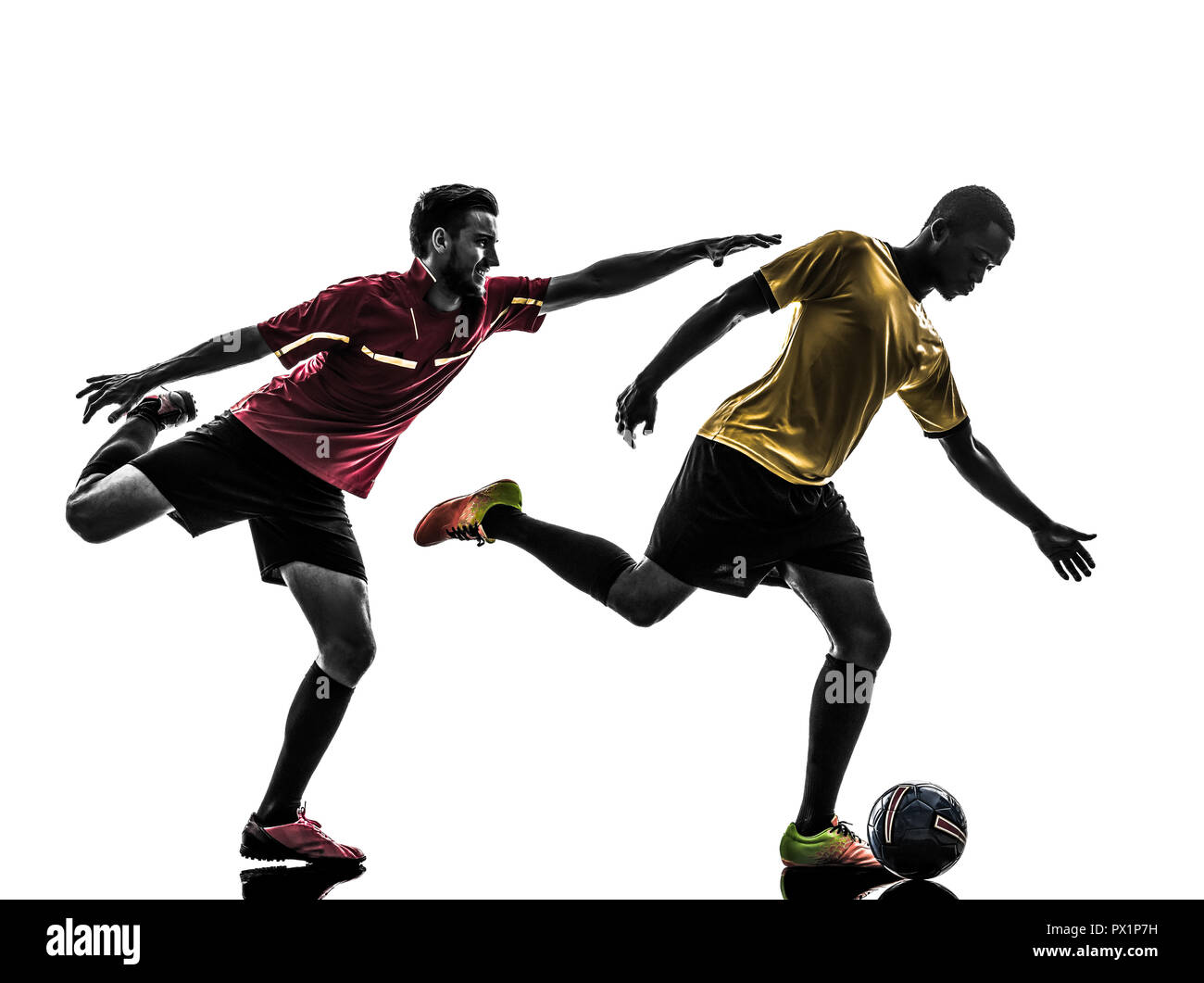 Deux hommes joueur de football jouer au football la concurrence en silhouette sur fond blanc Banque D'Images