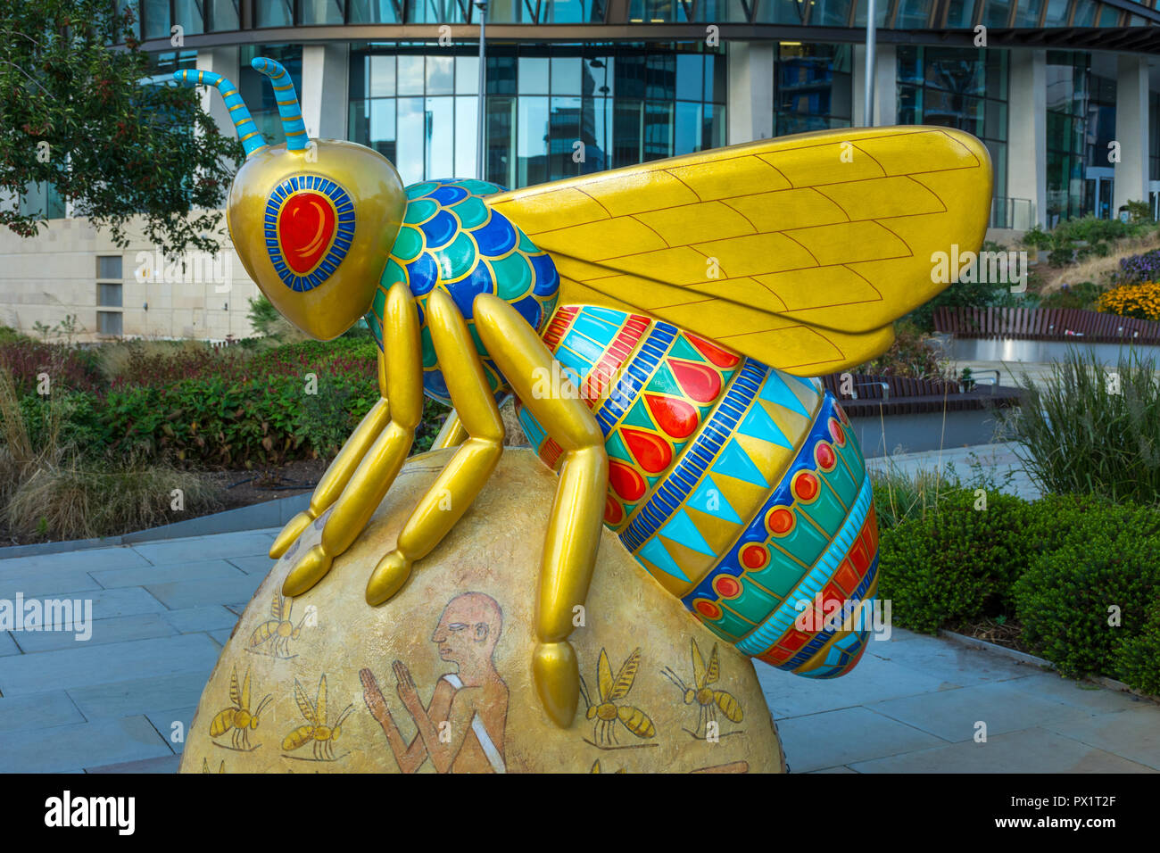 Les Larmes de Ra, par Donna Newman. L'un de l'abeille dans la ville des sculptures, Angel Square, Manchester, Royaume-Uni. Banque D'Images