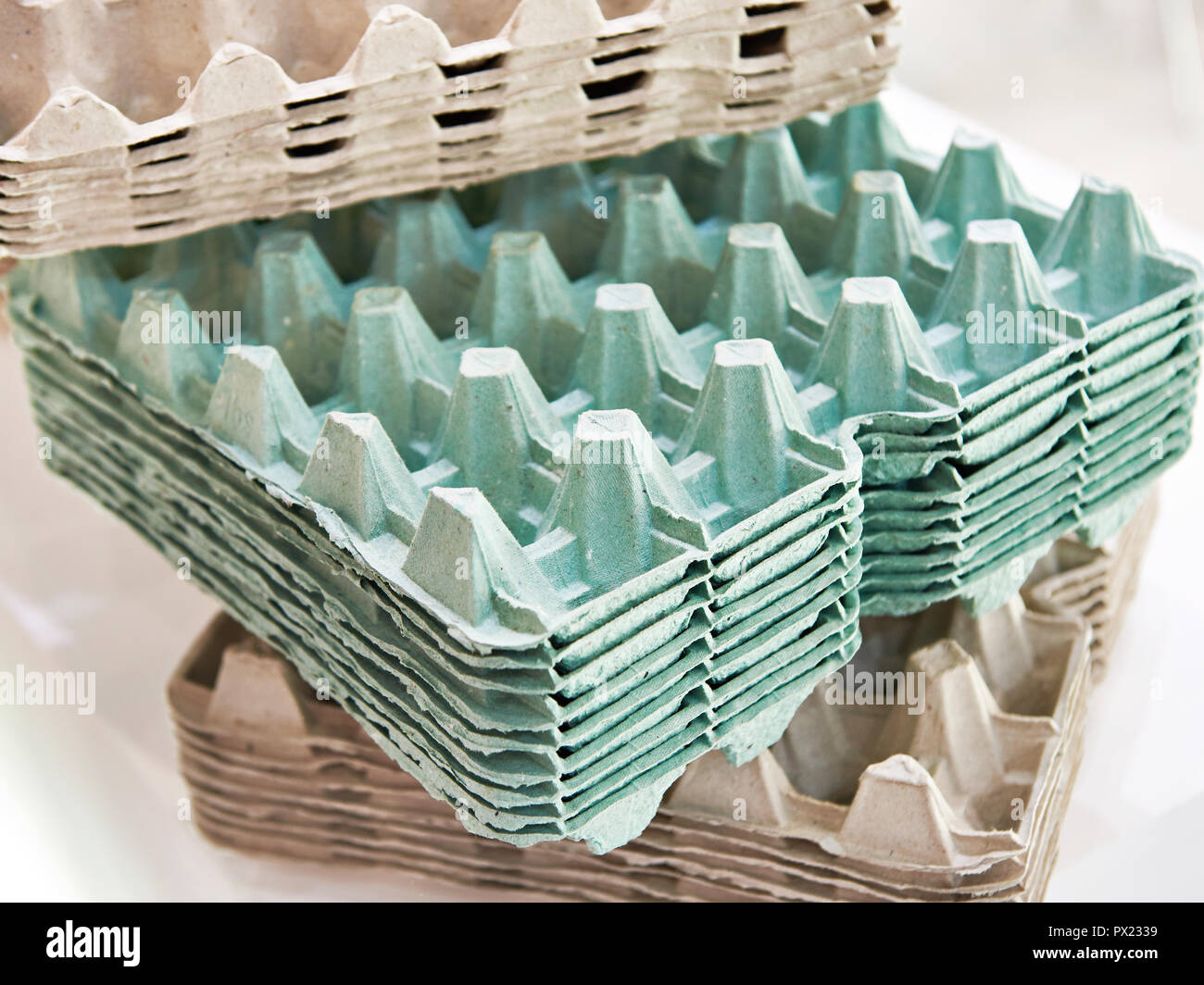 Les emballages en carton de la pile pour les oeufs Banque D'Images