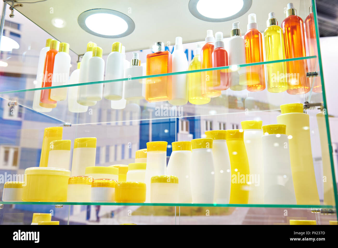 Vitrine avec des bouteilles de plastique et de shampooing Banque D'Images
