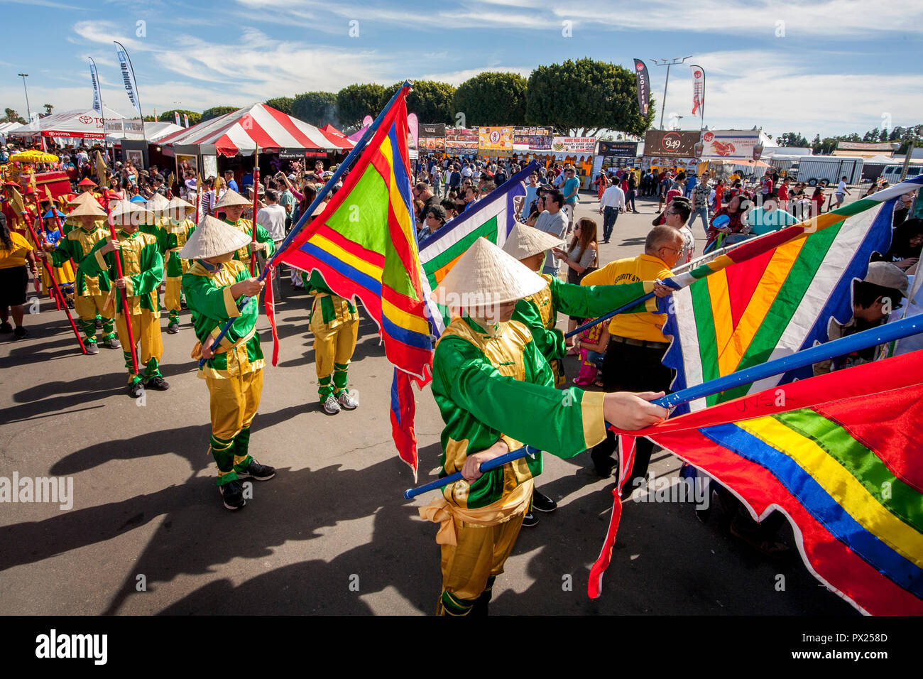 Des bannières colorées sont exhibés par les manifestants américains vietnamiens en costume traditionnel dans le cadre d'une cérémonie ancestrale à un festival culturel américain asiatique à Costa Mesa, CA. Banque D'Images