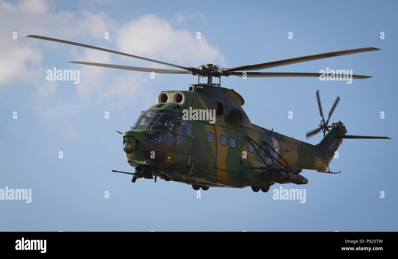 Les pilotes roumains voler un IRA 330 Puma Socat à fournir un appui aérien pour la Compagnie Charlie, 2e Bataillon, 5e régiment de cavalerie, 1st Armored Brigade Combat Team, 1re Division de cavalerie et les équipages au cours de la Justice Roumaine épée, un événement national de formation visant à améliorer l'interopérabilité entre les États-Unis et les forces de l'OTAN à une gamme de formation dans la région de Galati, Roumanie, 10 octobre 2018. La 2-5 CAV est déployée sur l'Europe en faveur de la résolution de l'Atlantique, un exercice durable entre les États-Unis et les forces de l'OTAN. (U.S. Photo de la Garde nationale par la CPS. Hannah, Tarkelly 382e Détachement des affaires publiques/ 1ère ABCT, 1er Banque D'Images