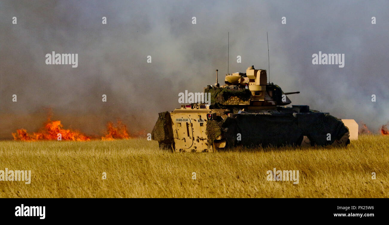 Des soldats américains affectés au 2e Bataillon, 5e régiment de cavalerie, 1st Armored Brigade Combat Team, 1re Division de cavalerie une manœuvres M2A3 Bradley Véhicule de combat à une gamme de formation dans la région de Galati, Roumanie au cours de la Justice Sword, un événement national de formation visant à renforcer l'interopérabilité entre les États-Unis et les forces de l'OTAN, le 15 octobre 2018. La 2-5 CAV est déployée sur l'Europe en faveur de la résolution de l'Atlantique, un exercice durable entre les États-Unis et les forces de l'OTAN. (U.S. Photo de la Garde nationale par la CPS. Hannah, Tarkelly 382e Détachement des affaires publiques/ 1ère ABCT, 1er CD/libérés) Banque D'Images