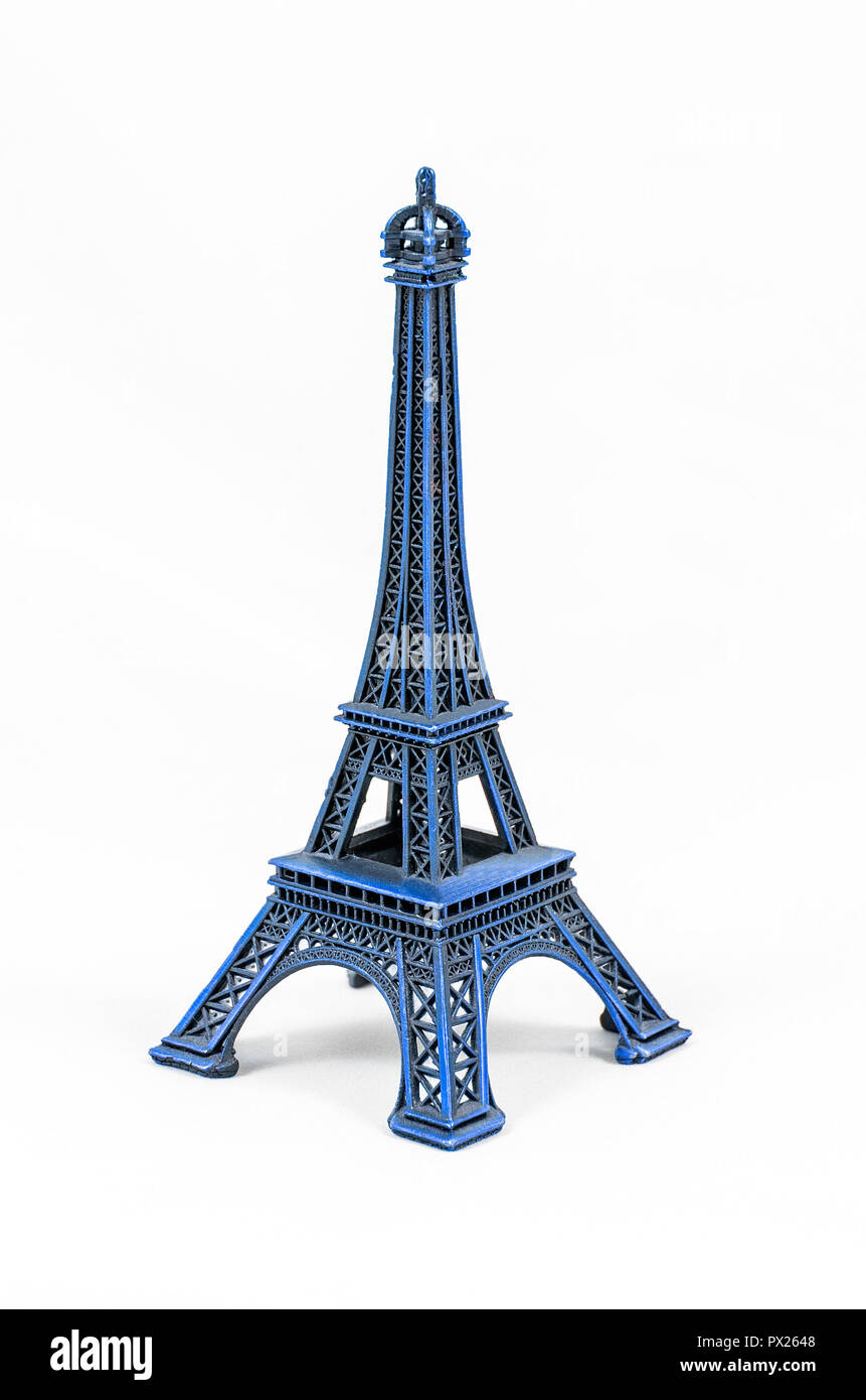 Gros plan d'un modèle miniature de la Tour Eiffel isolé sur fond blanc Banque D'Images