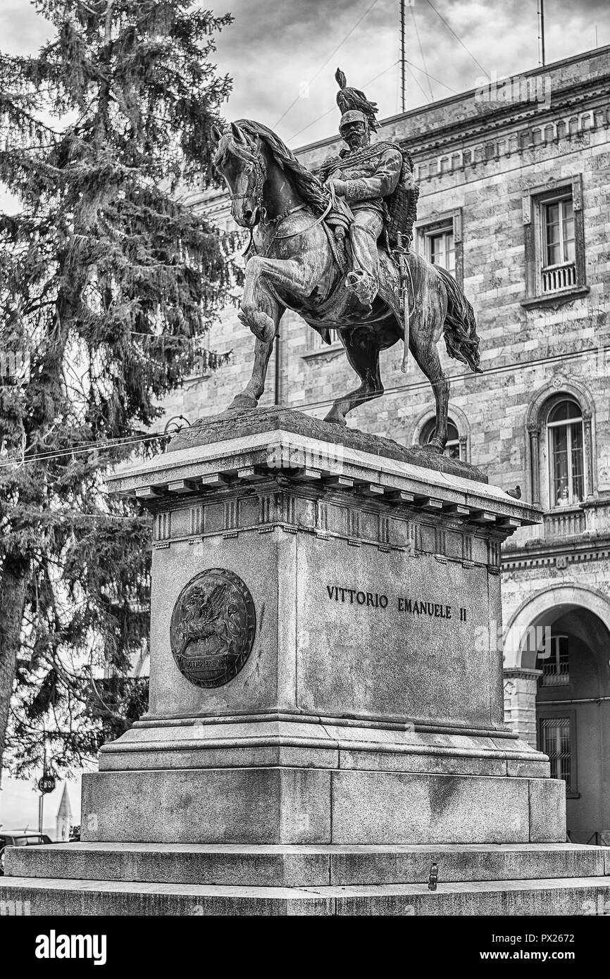 Statue équestre de Victor-Emmanuel II, premier roi d'une Italie unie depuis le 6e siècle. Monument à la Piazza Italia, Pérouse, Italie Banque D'Images