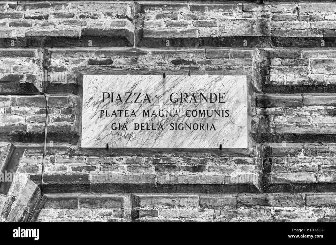 Plaque de rue de la Piazza Grande, la place principale panoramique à Gubbio, l'une des plus belles villes médiévales de l'Italie centrale. Traduction : 'Main Square. Remorquer Banque D'Images