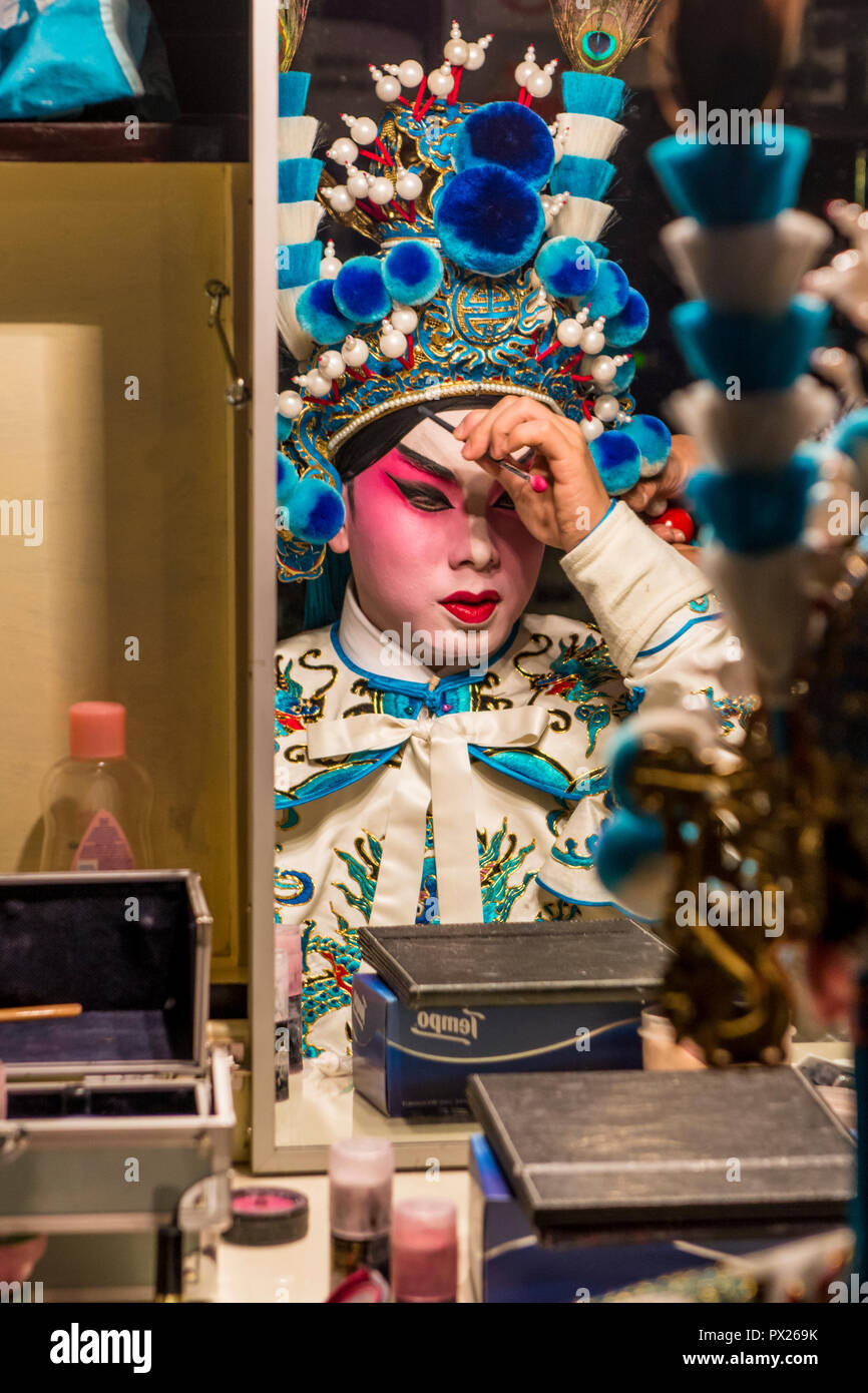 Artiste de l'opéra chinois prépare la mise sur le maquillage, Ko Shan Theatre, Kowloon, Hong Kong, Chine. Banque D'Images