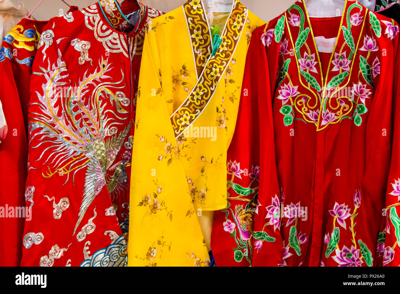 Costumes traditionnels en soie pour l'opéra chinois interprètes, Ko Shan Theatre, Kowloon, Hong Kong, Chine. Banque D'Images