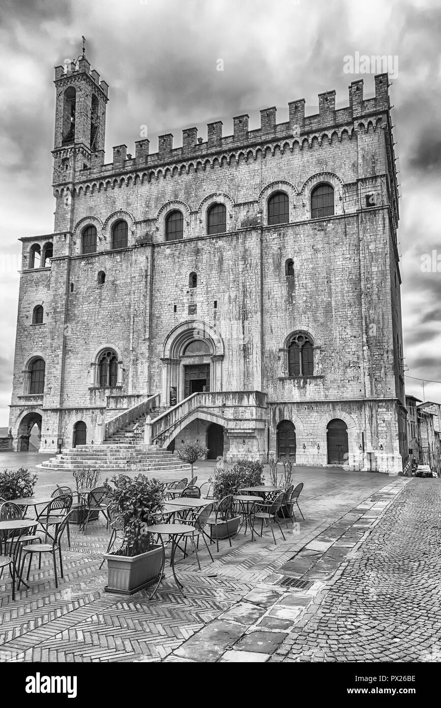 Vue sur le Palazzo dei Consoli, un bâtiment médiéval face à la pittoresque Piazza Grande à Gubbio, Ombrie, Italie centrale. Il est à la Chambre civique locale Muse Banque D'Images