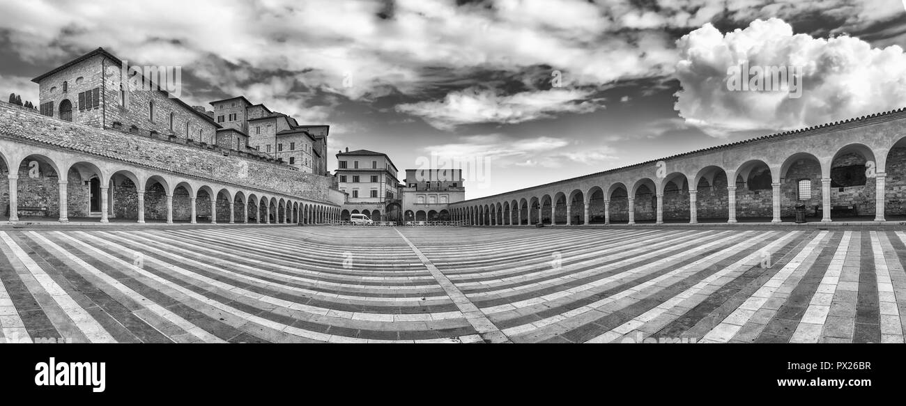 Vue panoramique de l'historique plaza de la Basilique inférieure de Saint François, assise, l'un des plus importants lieux de pèlerinage chrétien en Italie Banque D'Images