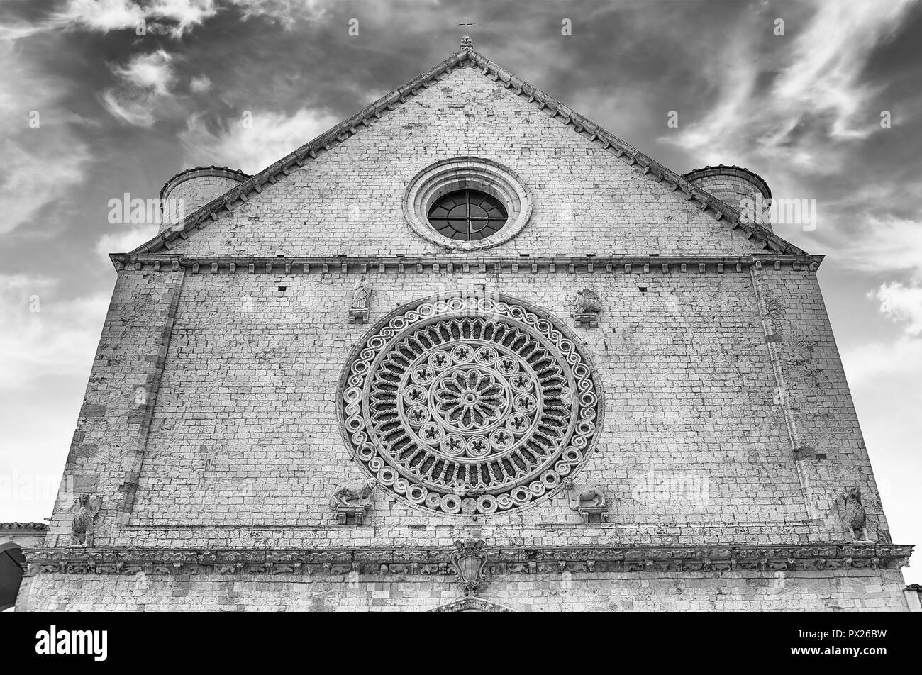 Façade de la Basilique Papale de Saint François d'Assise, l'un des plus importants lieux de pèlerinage chrétien en Italie. Site du patrimoine mondial de l'UNESCO Banque D'Images