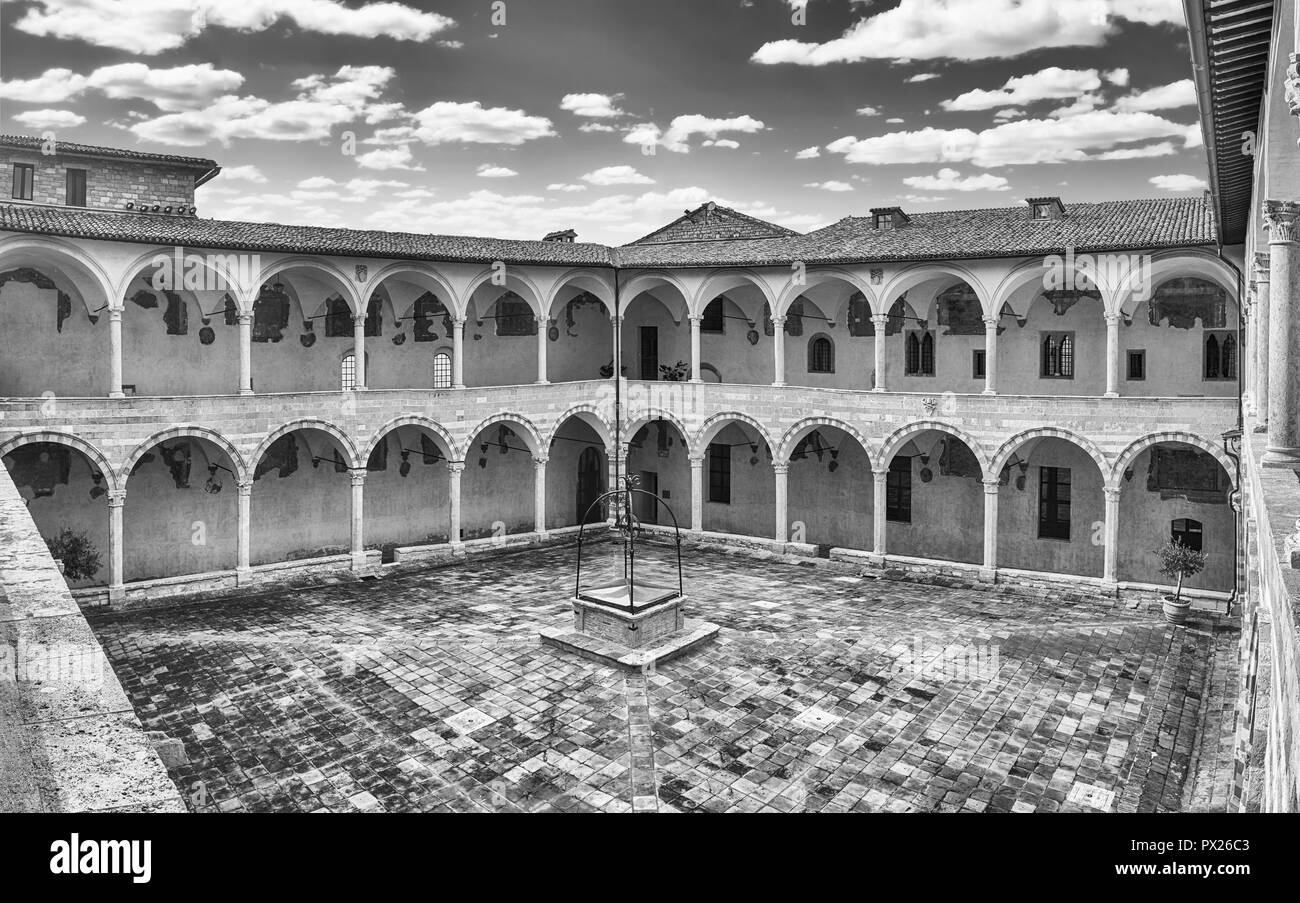Vue panoramique avec la pittoresque cour intérieure dans le couvent de la Basilique de Saint François, à Assise, Italie. Site du patrimoine mondial de l'Unesco depuis 2000 Banque D'Images