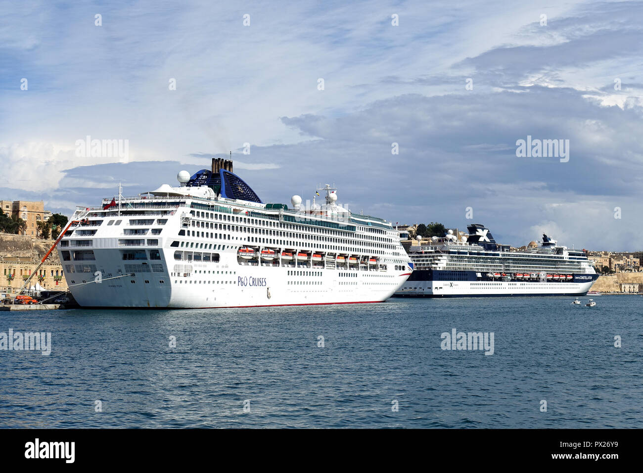 Les navires de croisière Celebrity Constellation dans Oceana et Grand Harbour, Malte, sous un ciel orageux Banque D'Images