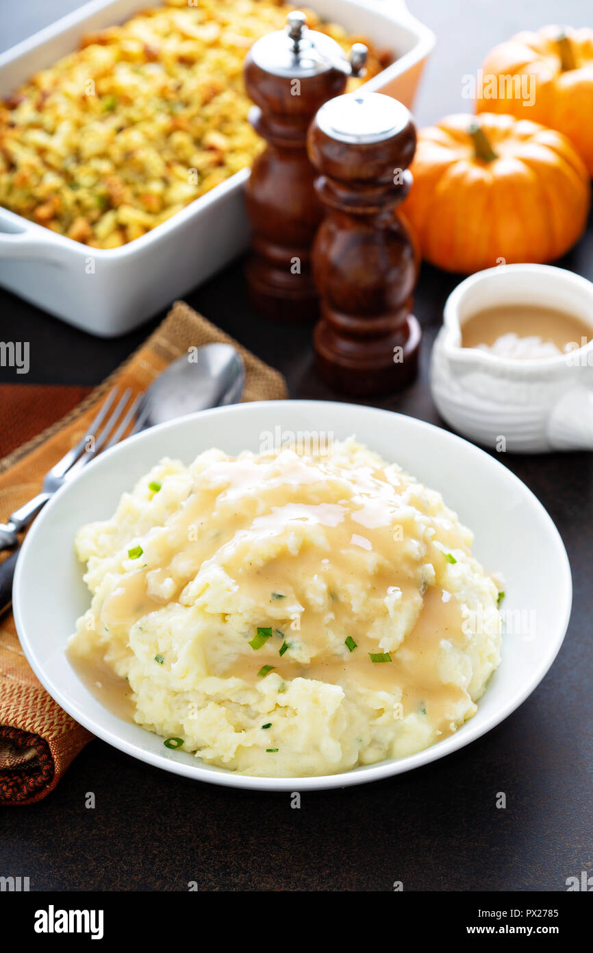 Purée de pommes de terre à la sauce, accompagnement traditionnel pour  Thanksgiving Photo Stock - Alamy